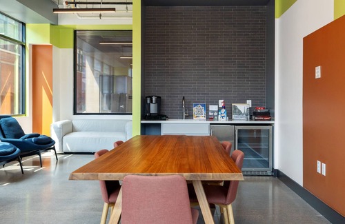 Lockerbie Square Apartment | CozySuites Mass w/parking, lounge & roof deck #11