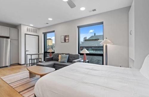 Lockerbie Square Apartment | CozySuites Mass with parking lounge & roof deck #30
