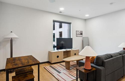 Lockerbie Square Apartment | CozySuites Mass with parking lounge & roof deck #38