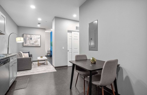 Cultural District Apartment | CozySuites Modern 1BR in Downtown Pitts 8