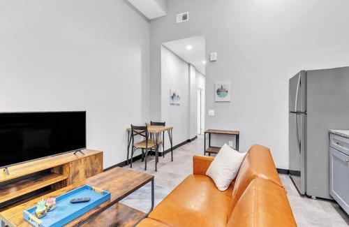 Cultural District Apartment | CozySuites Modern 1BR in Downtown Pitts #16