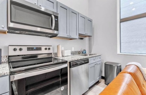 Cultural District Apartment | CozySuites Modern 1BR in Downtown Pitts #16