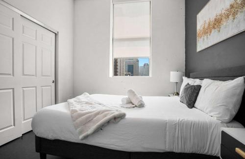 Cultural District Apartment | CozySuites Modern 1BR in Downtown Pitts 12