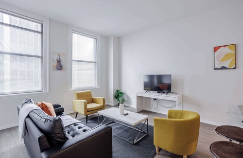 Downtown Cincinnati Apartment | CozySuites Sky Central #7