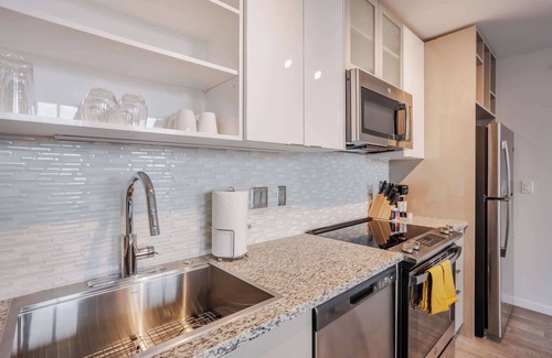 Downtown Cincinnati Apartment | CozySuites Sky Central #20