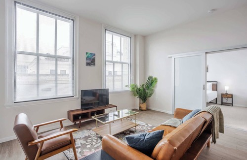 Downtown Cincinnati Apartment | CozySuites Sky Central #20