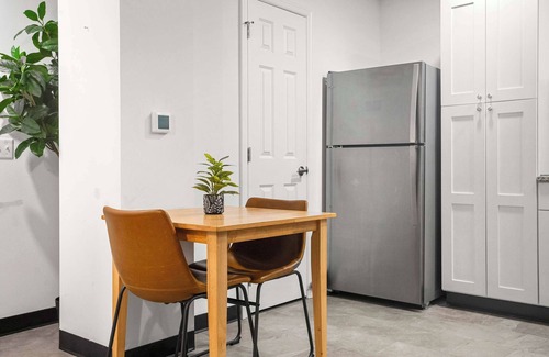 Cultural District Apartment | CozySuites Stunning 1BR in Downtown Pitts #3