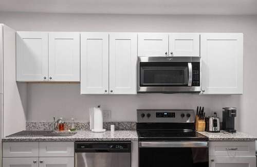 Cultural District Apartment | CozySuites Stunning 1BR in Downtown Pitts #3