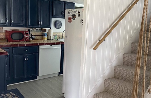 Ashtabula Cottage | CoZzzy Family Cottage on Lake Erie with Crib & Bunks!