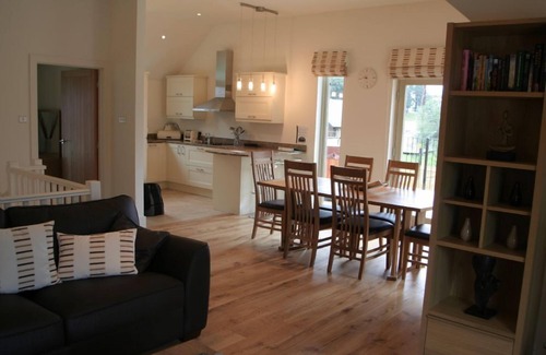 Kenmore Cottage | Crannog Lodge - sleeps 6 guests in 3 bedrooms
