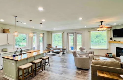 Glenwood House | Crawford's Lookout a.k.a-CLO ~ Private RiverFront ~ Outdoor Entertainment Patio