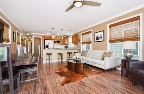 Nancy Boat Rental | Cream Houseboat 4 Bedroom