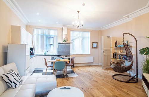 Sheffield Apartment | Creative & cheerful apartment by Avo in Sheffield