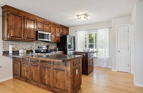 Stevensville House | Creekfront Retreat w/Hot Tub & Sunset Views