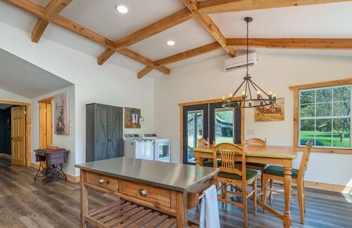 Cattail Creek Other | Creek Access, Fire Pit, Grill, Wifi, Mtn View, Country Farmhouse, Easy Access