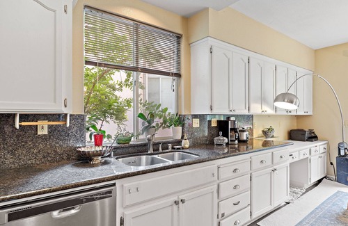Castro Valley House | Creek view sunshine room for 1 person