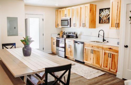 McCammon House | Creekside Cabin Magnolia-stay w views near Lava