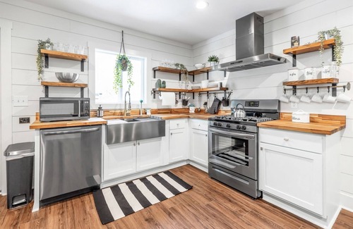 Helen House | Creekside Cottage– Historic Water-View Cottage