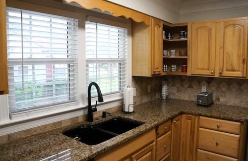 Sylacauga House | Creekside Cottage - Remodeled Mid-20th Century home in downtown Sylacauga area!