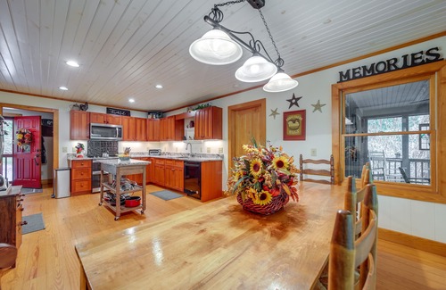 Sapphire House | Creekside Family Retreat by Waterfalls & Hiking!