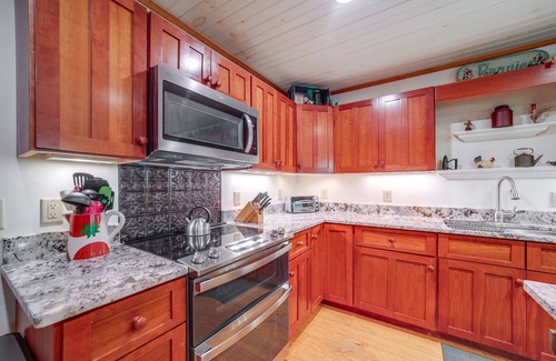 Sapphire House | Creekside Family Retreat by Waterfalls & Hiking!