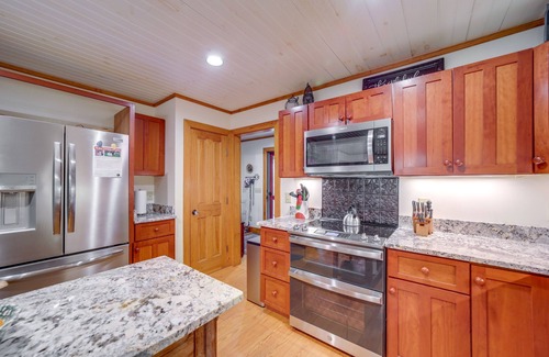 Sapphire House | Creekside Family Retreat by Waterfalls & Hiking!