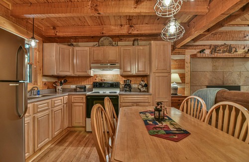 Cosby Cabin | Creekside, Hot Tub, Fire Pit, Fireplace, Quiet, Easy Access