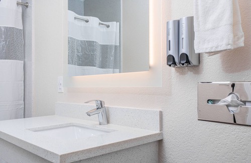 Cambria Hotel | Creekside Inn