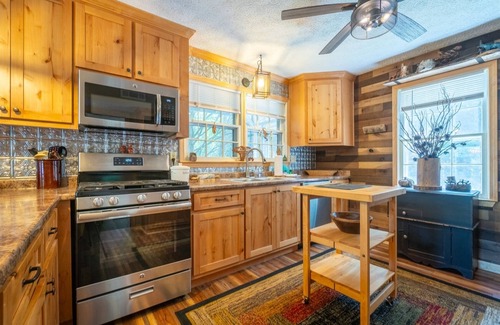 Cleveland House | Creekside Oasis– Pet-Friendly Cottage on Town Creek