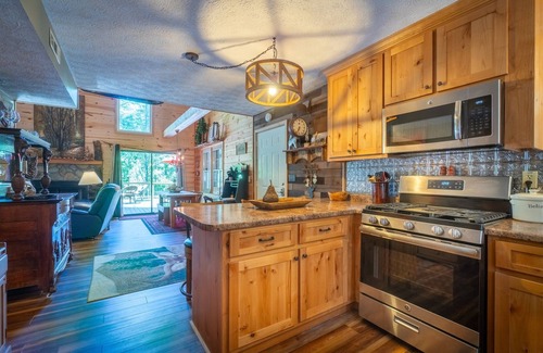 Cleveland House | Creekside Oasis– Pet-Friendly Cottage on Town Creek