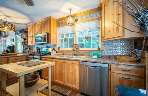Cleveland House | Creekside Oasis– Pet-Friendly Cottage on Town Creek