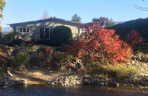 Rutland House | Creekside Retreat in town