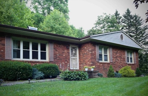 Lansing House | Creekside Rural Retreat in Beautiful Ashe Countyn