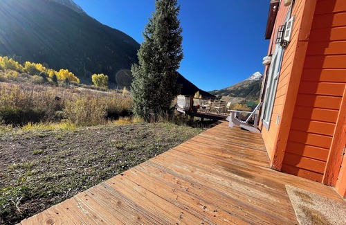 Silverton House | Creekside Side Pet Friendly Retreat
