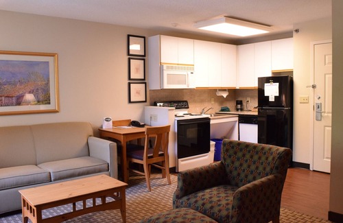 East Syracuse Hotel | Cresthill Suites Syracuse