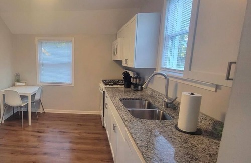 Crestwood House | Crestwood Gem! Family and pets friendly 3-bedroom house with WiFi, AC