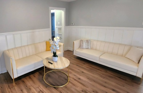 Crestwood House | Crestwood Gem! Family and pets friendly 3-bedroom house with WiFi, AC