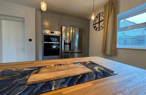 Swindon House | Cricklade House - Sleeps 10, Long Stay, Parking, Wifi