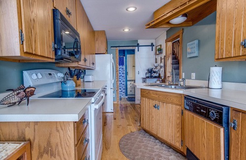 Bradford House | Croft Cove: laid back home on Lamoka Lake with private lakefront