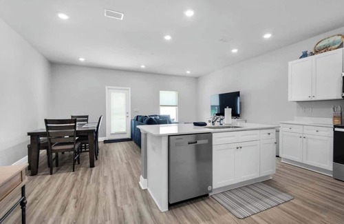 Gulf Breeze House | Cross Breeze-Gulf Brz-Nav, Beaches, Zoo, Boat Ramp