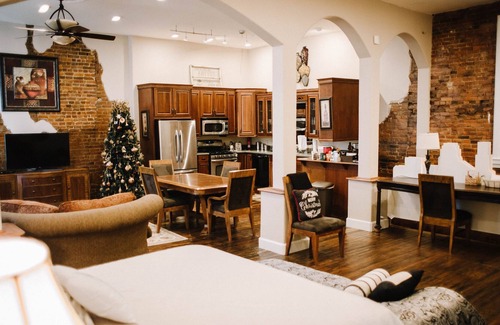 Carthage House | Crossroads Loft, Studio and Flat- Steps from Rt. 66 and Carthage Square