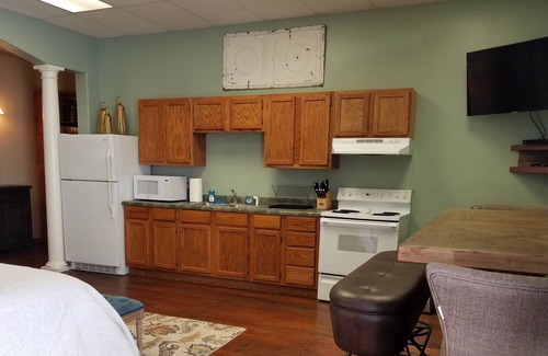 Carthage House | Crossroads Loft, Studio and Flat- Steps from Rt. 66 and Carthage Square