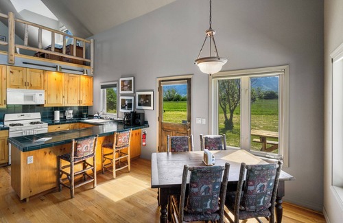 Livingston Cottage | Crow Cabin- Cozy Cabin with amazing views on 20 Acres in the Paradise Valley!