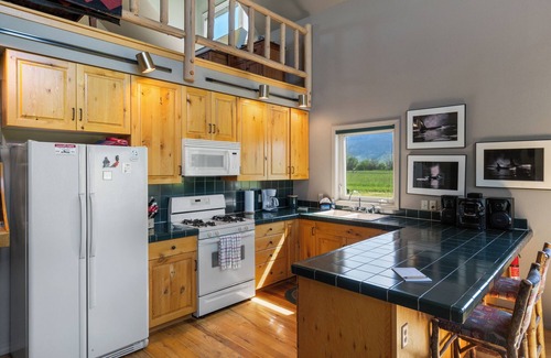 Livingston Cottage | Crow Cabin- Cozy Cabin with amazing views on 20 Acres in the Paradise Valley!