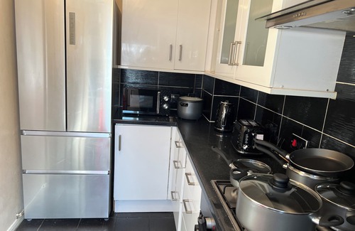 Canning Town House | CROWN HOUSE—Cozy 2 bedroom house near Excel London. With driveway. Sleep 5