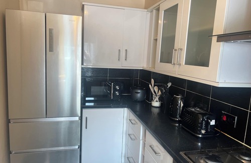 Canning Town House | CROWN HOUSE—Cozy 2 bedroom house near Excel London. With driveway. Sleep 5