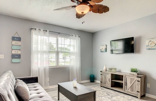 Walsingham House | Crown Jewel of Clearwater II, 5 min to Beach, on Pinellas Trail
