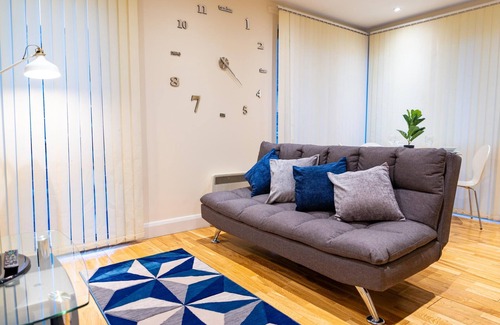 Fairfield Condo | ⭐️ Croydon apartment with balcony⭐️ hosted by ASJ Accommodations ⭐️