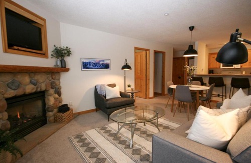 Sun Peaks House | CRYSTAL FOREST 2BR Ski In Ski Out with PRIVATE Hot Tub