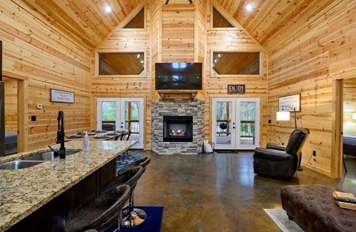 Broken Bow Cabin | Crystal Moon - Hot Tub, Firepit, Cornhole, Hammock